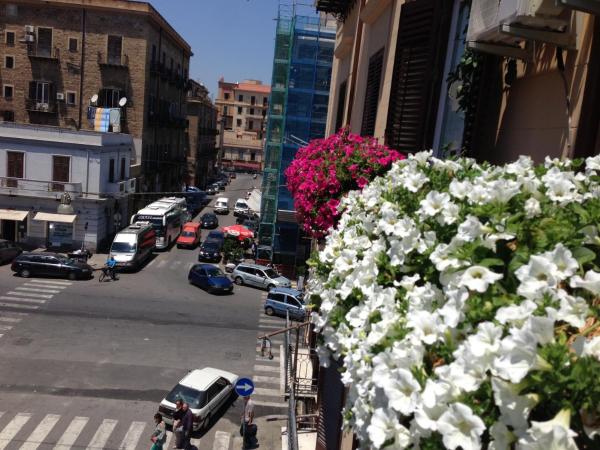 White : photo 7 de la chambre chambre double avec balcon