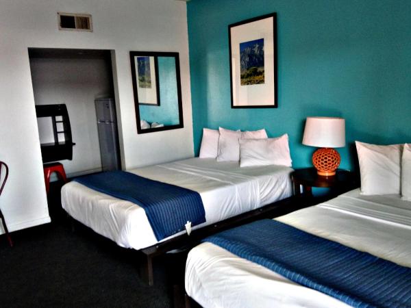 Desert Hills Motel : photo 1 de la chambre chambre avec 2 grands lits queen-size 