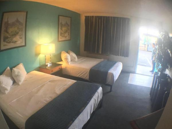 Desert Hills Motel : photo 2 de la chambre chambre avec 2 grands lits queen-size 