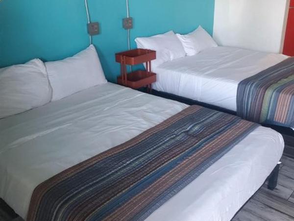 Desert Hills Motel : photo 5 de la chambre chambre avec 2 grands lits queen-size 