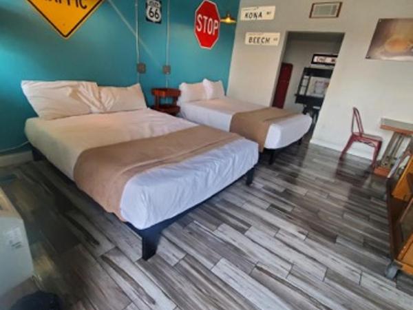 Desert Hills Motel : photo 9 de la chambre chambre avec 2 grands lits queen-size 