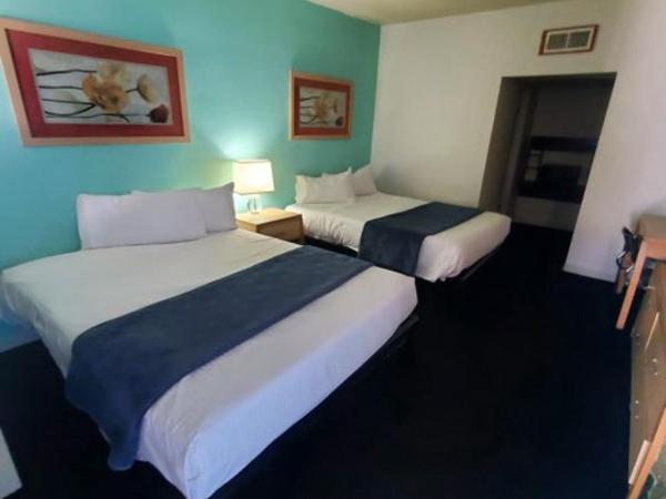 Desert Hills Motel : photo 10 de la chambre chambre avec 2 grands lits queen-size 