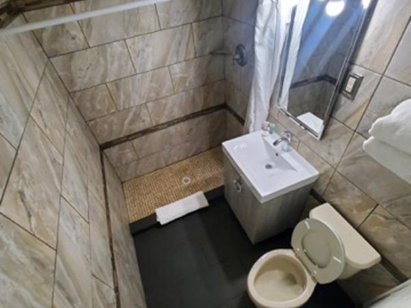 Desert Hills Motel : photo 3 de la chambre suite lit queen-size