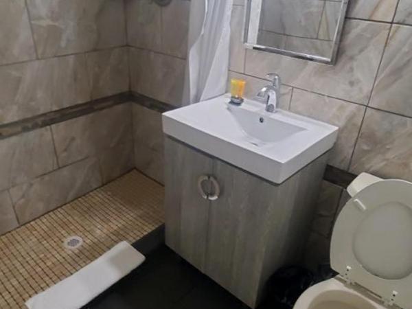 Desert Hills Motel : photo 5 de la chambre suite lit queen-size