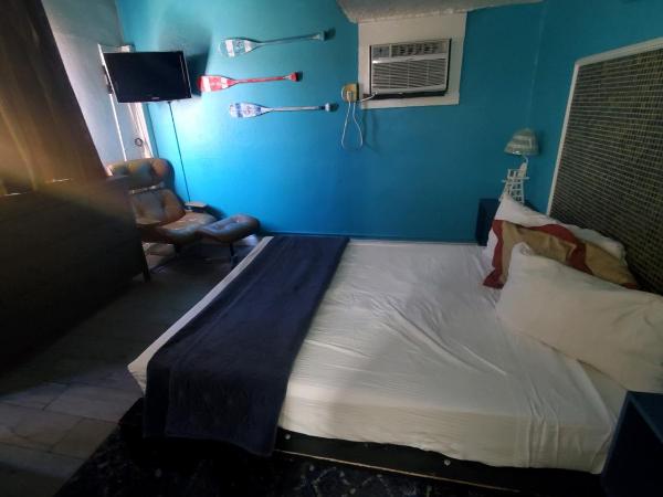 Desert Hills Motel : photo 9 de la chambre suite lit queen-size