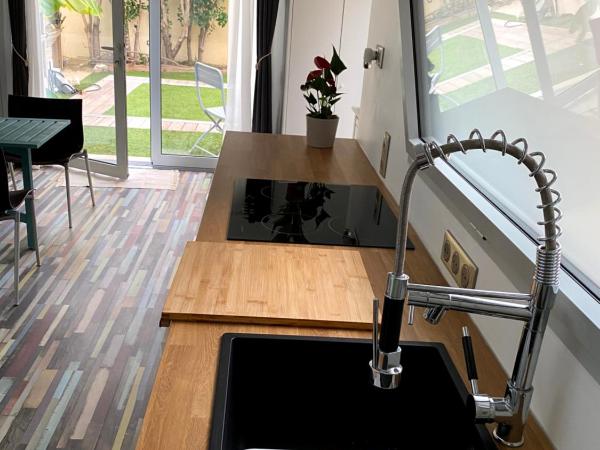 Le 9ième Entracte : photo 8 de la chambre studio avec vue sur jardin