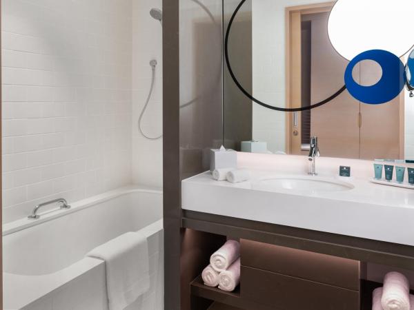 Wyndham Dubai Deira : photo 6 de la chambre chambre lit king-size deluxe - vue sur mer - navette gratuite vers plage de kite beach, centre commercial dubai mall/gratte-ciel burj khalifa - 25 % de réduction sur nourriture et boissons et spa