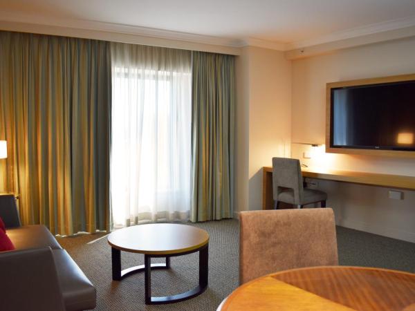 Stamford Plaza Sydney Airport Hotel & Conference Centre : photo 1 de la chambre suite raffles