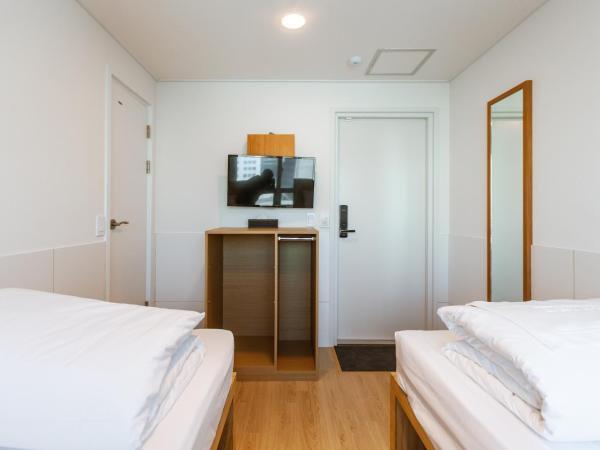 Seoulite Inn Myeongdong Formerly - Step Inn Myeongdong 2 : photo 6 de la chambre chambre lits jumeaux - vue sur ville