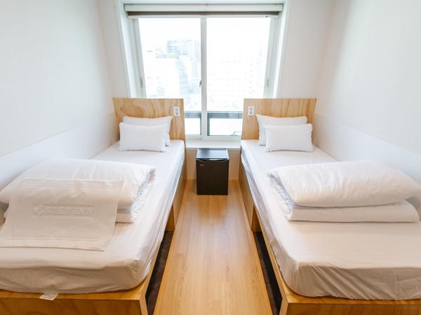 Seoulite Inn Myeongdong Formerly - Step Inn Myeongdong 2 : photo 4 de la chambre chambre lits jumeaux - vue sur ville