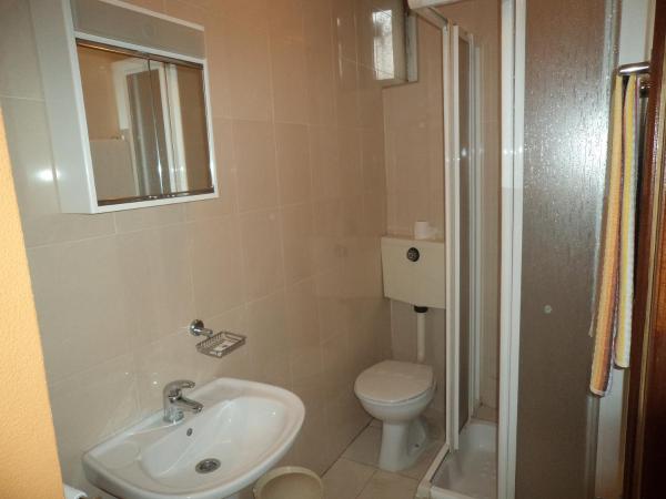 Residencia Vale Formoso : photo 4 de la chambre chambre double avec salle de bains privative extérieure