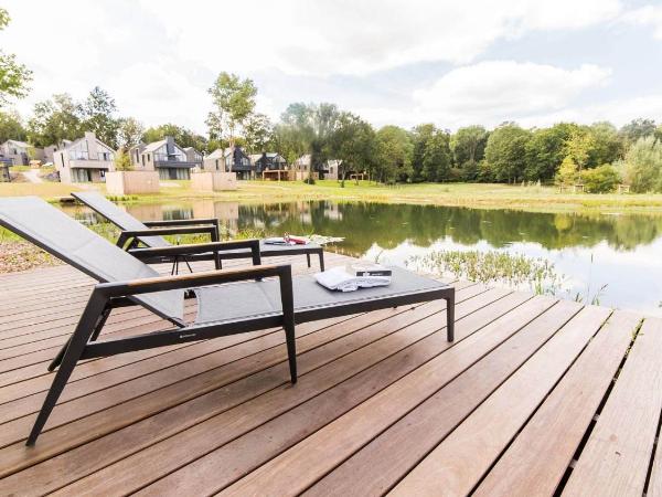 Dormio Resort Maastricht : photo 6 de la chambre villa supérieure au bord de l'eau avec spa privé et bain à remous