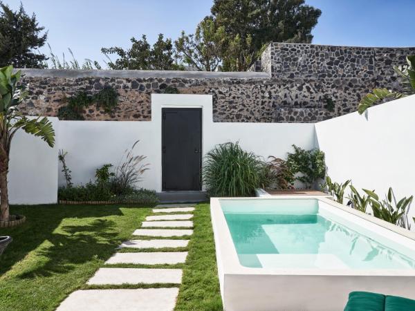 Katikies Garden Santorini - The Leading Hotels Of The World : photo 1 de la chambre suite supérieure jardin avec piscine privée 