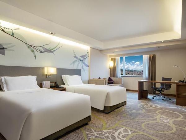 Crowne Plaza Guangzhou City Centre, an IHG Hotel - Free shuttle between hotel and Exhibition Center during Canton Fair & Exhibitor registration Counter : photo 5 de la chambre chambre lits jumeaux premium