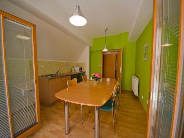 Hotel Garni Pod Skalkou : photo 6 de la chambre appartement avec balcon