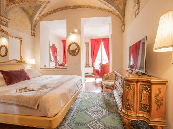 Corte Realdi Suites Piazza Erbe : photo 7 de la chambre appartement supérieur avec balcon - vue sur ville
