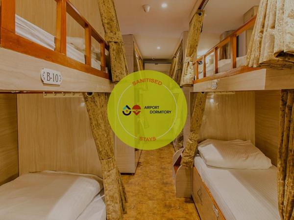 Hygeinic Airport Dormitory Near by BOM : photo 1 de la chambre lits superposés dans dortoir masculin 