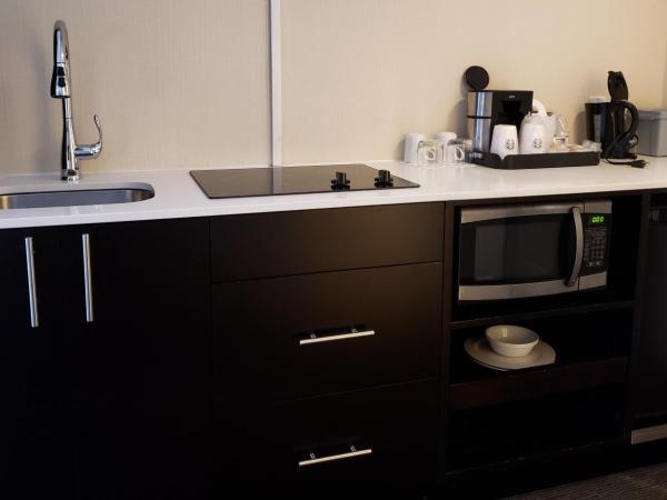 Coast Kamloops Hotel & Conference Centre : photo 3 de la chambre hébergement avec 2 lits queen-size et kitchenette - côte