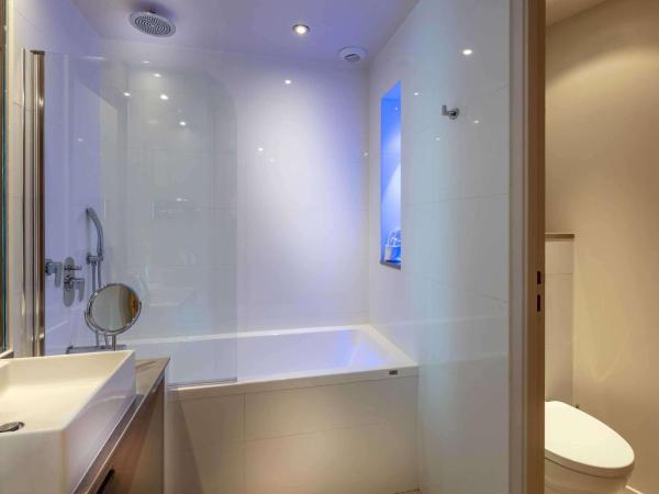 Best Western Plus Le Lavarin : photo 5 de la chambre petite chambre triple avec lit queen-size