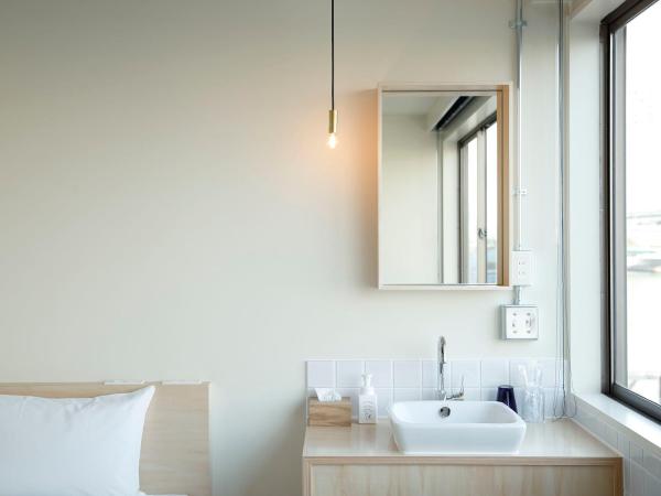 The Share Hotels Lyuro Tokyo Kiyosumi : photo 3 de la chambre chambre lit queen-size avec salle de bains commune - vue sur rivière
