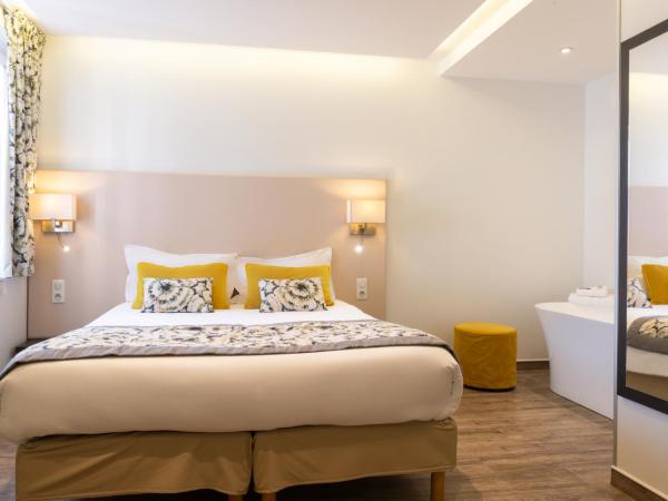 Hôtel de la Plage : photo 8 de la chambre chambre double supérieure - vue sur ville/jardin