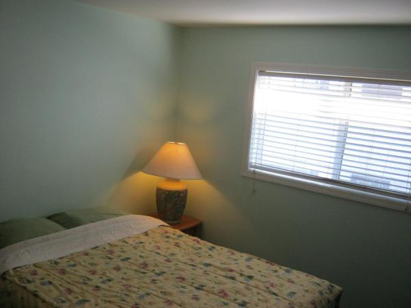 Kelowna Okanagan Lake Hostel : photo 1 de la chambre chambre lit queen-size 