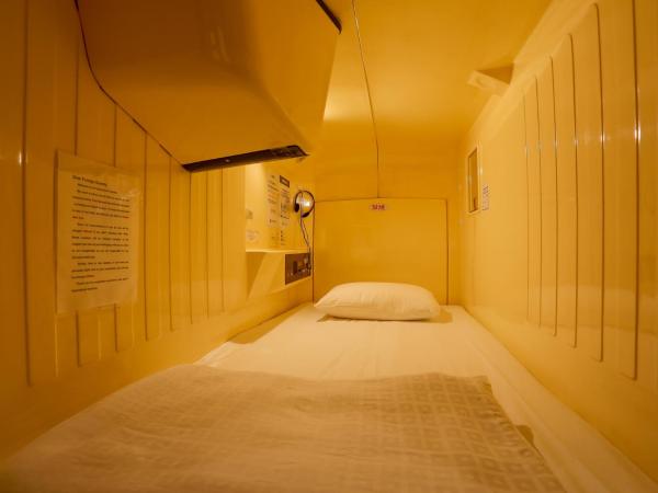 Capsule Land Yushima (Male Only) : photo 1 de la chambre lit capsule dans dortoir pour hommes (enregistrement avant minuit)