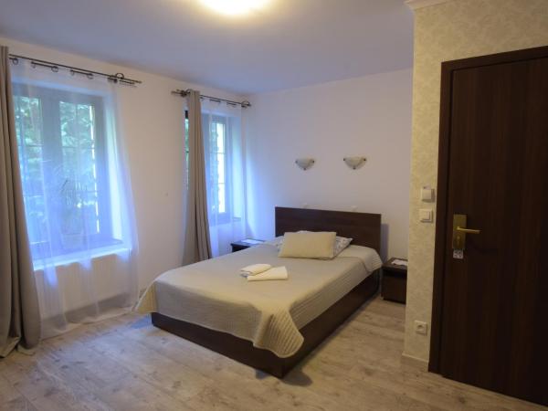 Dworek Złoty Róg Hotel i Restauracja : photo 2 de la chambre grande chambre double 