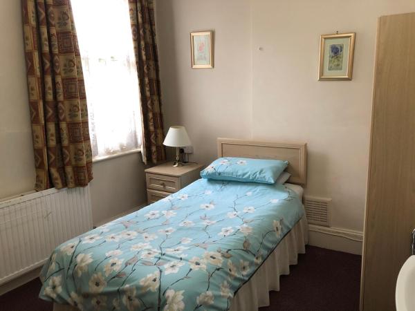 St. James's Guest House : photo 2 de la chambre chambre simple avec salle de bains commune