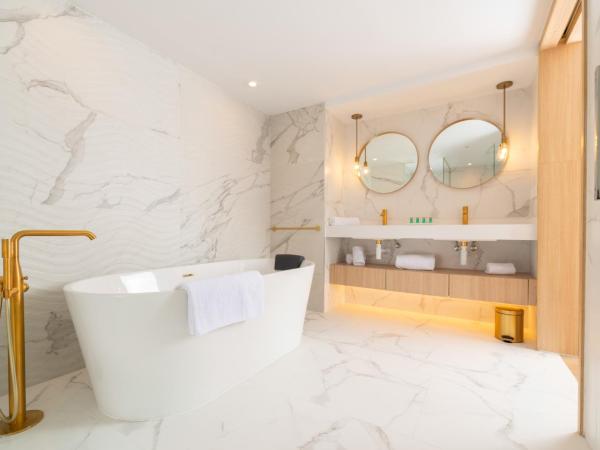 L'Azure Hotel 4* Sup : photo 7 de la chambre suite - vue sur piscine (2 adultes)