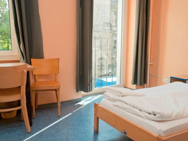 Happy Hotel Berlin : photo 4 de la chambre chambre simple avec salle de bains privative