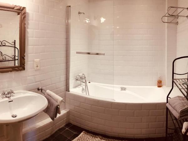 Au 16 Place Saint Louis : photo 4 de la chambre pourpre et or