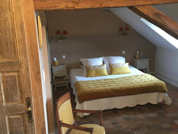 Au 16 Place Saint Louis : photo 5 de la chambre pourpre et or