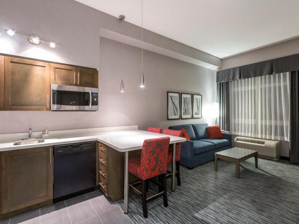 Holiday Inn Express & Suites Riverport Richmond, an IHG Hotel : photo 4 de la chambre suite lit queen-size