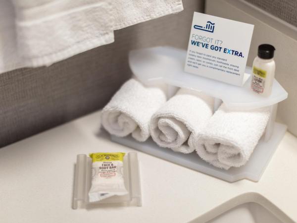 Holiday Inn Express & Suites Riverport Richmond, an IHG Hotel : photo 1 de la chambre suite lit king-size avec canapé-lit