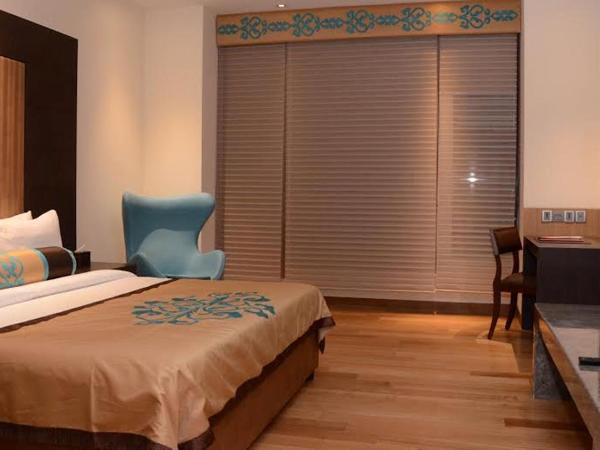 The Lalit Great Eastern Kolkata : photo 2 de la chambre hébergement de luxe lit king-size - vue sur ville