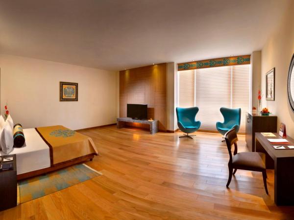 The Lalit Great Eastern Kolkata : photo 2 de la chambre chambre lit king-size premier - vue sur ville