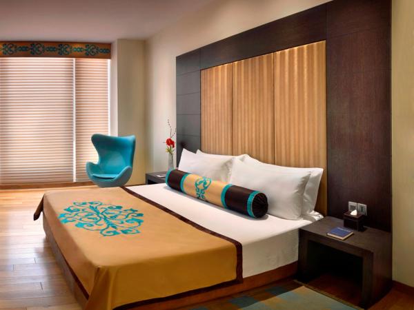 The Lalit Great Eastern Kolkata : photo 5 de la chambre hébergement de luxe lit king-size - vue sur ville