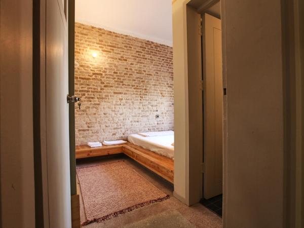 FLANEUR HOSTEL : photo 4 de la chambre chambre double - vue sur jardin