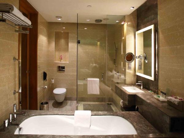 Holiday Inn New Delhi Mayur Vihar Noida, an IHG Hotel : photo 9 de la chambre suite 1 chambre lit king-size - accès au salon