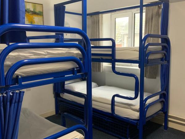 Kinlay Hostel Eyre Square : photo 2 de la chambre chambre privée de 3 lits avec salle de bains privative