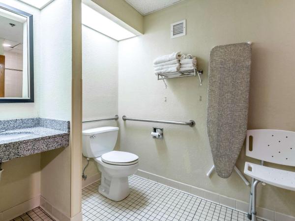 Quality Inn & Suites Southport : photo 3 de la chambre chambre avec 2 lits queen-size - accessible aux personnes à mobilité réduite - non-fumeurs 