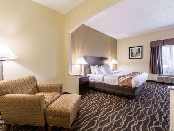 Quality Inn & Suites Southport : photo 3 de la chambre suite lit king-size avec baignoire spa - non-fumeurs