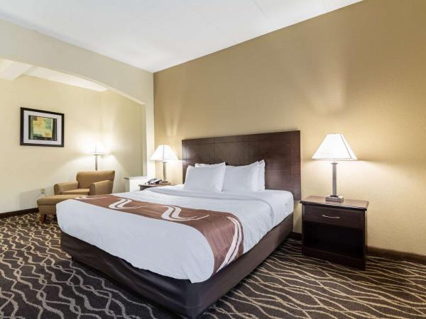 Quality Inn & Suites Southport : photo 4 de la chambre suite lit king-size avec baignoire spa - non-fumeurs