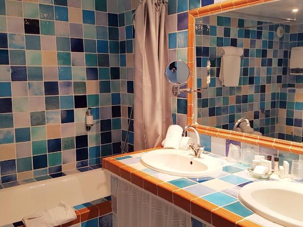 Hôtel l'Orangeraie : photo 2 de la chambre chambre familiale avec terrasse - vue sur parc et piscine