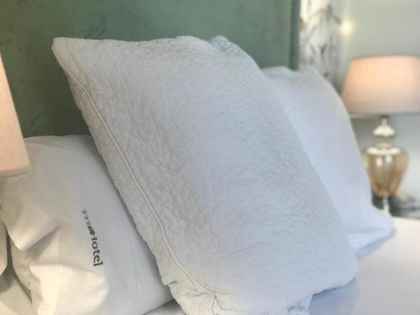 Hotel MR Les Rotes : photo 4 de la chambre chambre double avec lit d'appoint (3 adultes)