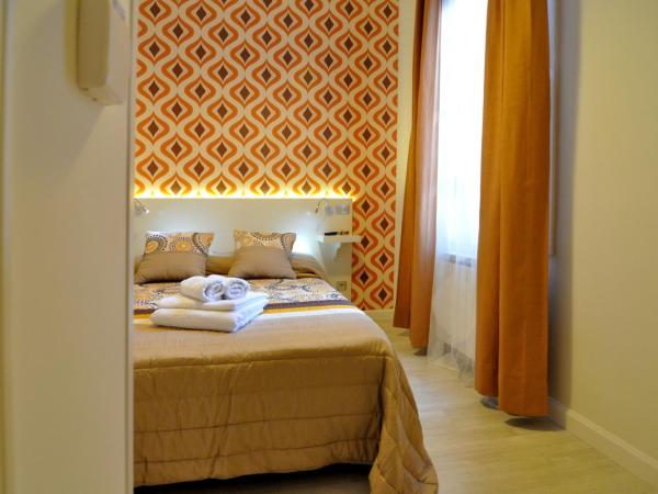 Far Home Plaza Mayor : photo 10 de la chambre chambre double ou lits jumeaux avec salle de bains commune