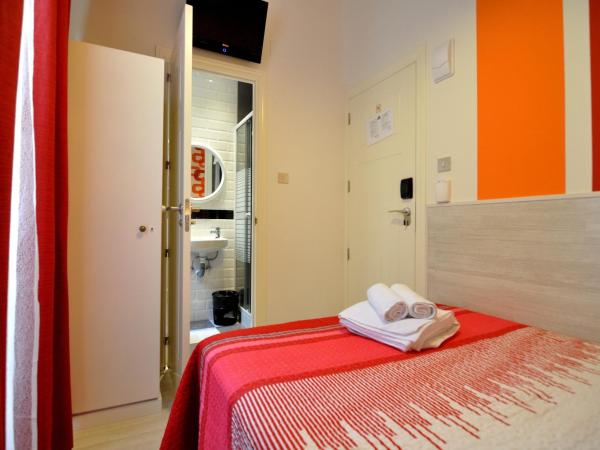 Far Home Plaza Mayor : photo 3 de la chambre petite chambre double avec salle de bains privative