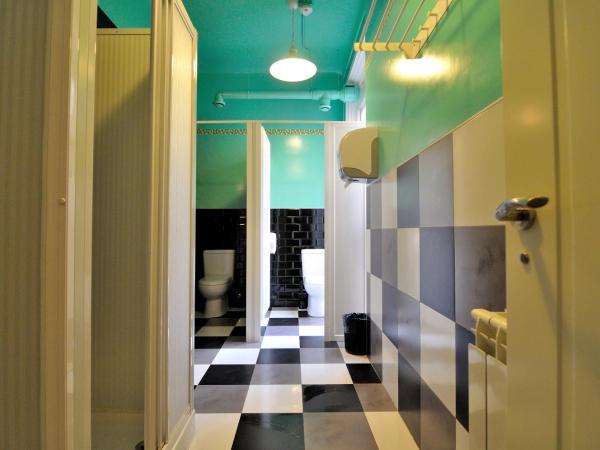 Far Home Plaza Mayor : photo 4 de la chambre petite chambre double avec salle de bains commune
