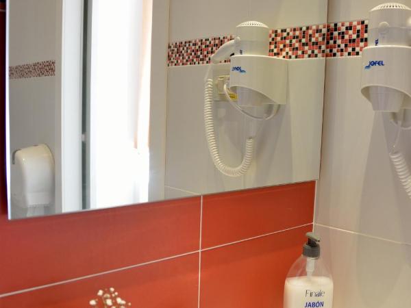 Far Home Plaza Mayor : photo 4 de la chambre petite chambre double avec salle de bains privative